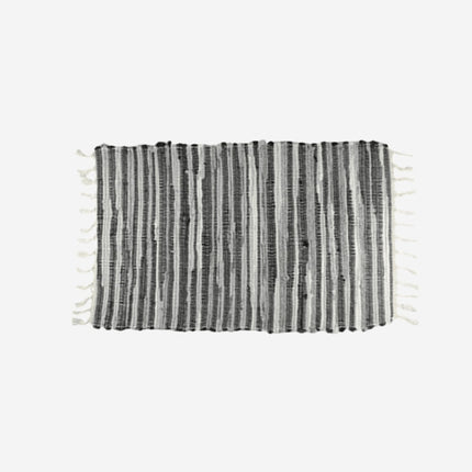 Färgglad vävd trasmatta med fransar