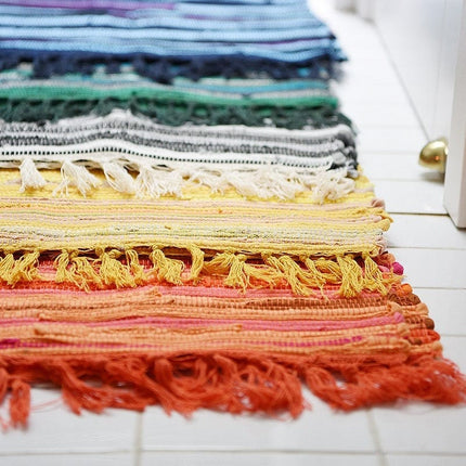 Färgglad vävd trasmatta med fransar