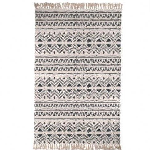 Beige ullmatta med svart trekantsmönster