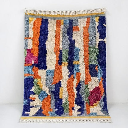 Abstrakt färgglad matta med fransar