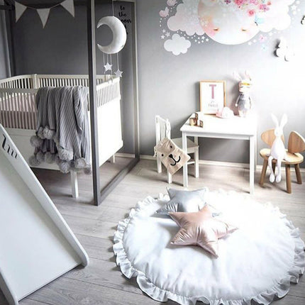 Vit rund babymatta med volangkant