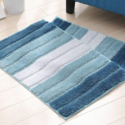 Randig badrumsmatta i blått och vitt