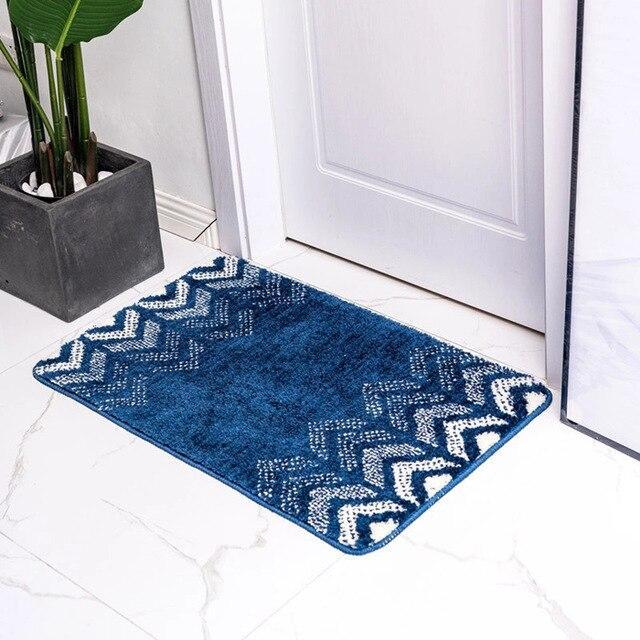 Kungsblå badrumsmatta med elegant mönster