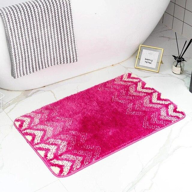 Mjuk rosa badrumsmatta med vågmönster