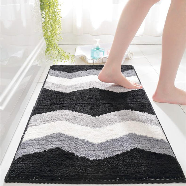 Svart och vit randig badrumsmatta