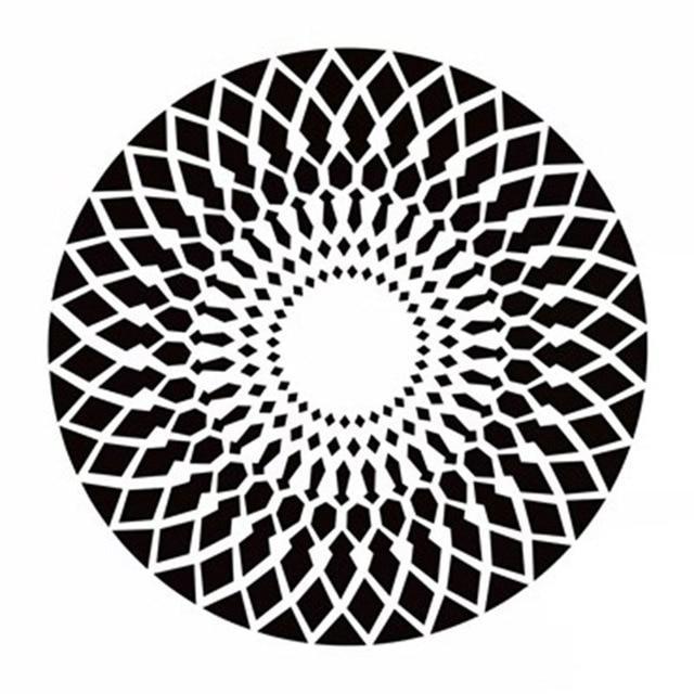 Rund svartvit matta med geometriskt mönster