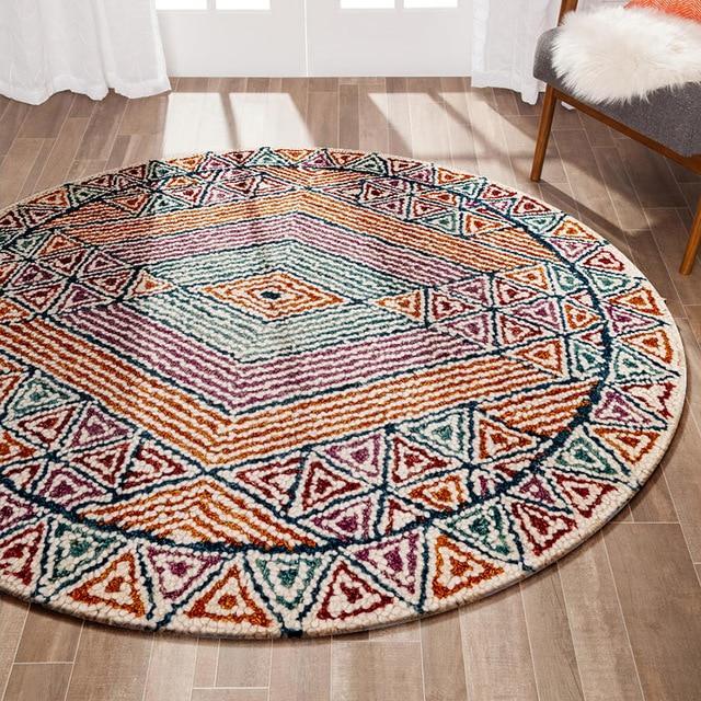 Rund färgglad matta i boho-chic stil