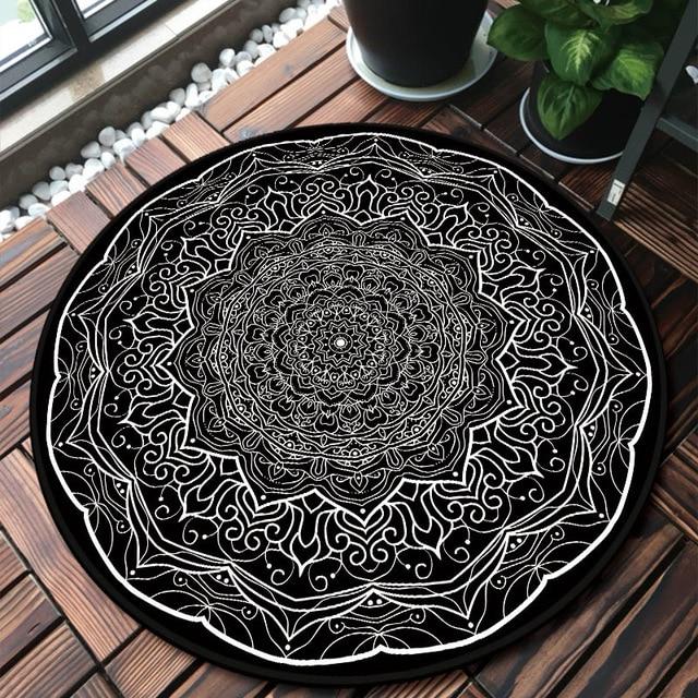 Rund svartvit matta med mandala