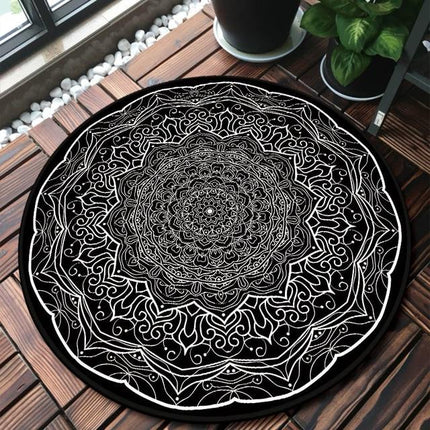 Rund svartvit matta med mandala