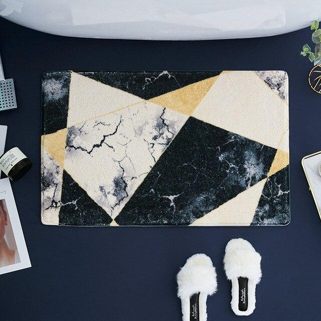 Badrumsmatta med geometrisk marmordesign