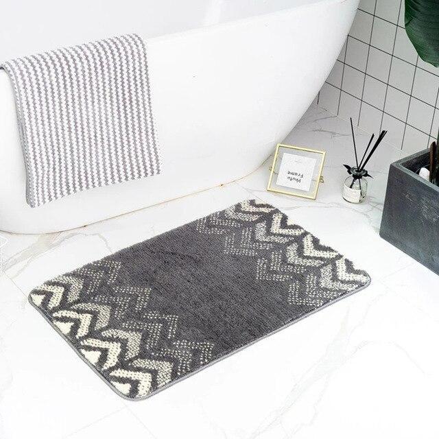 Grå badrumsmatta med snyggt kantmönster